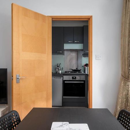 Appartamento Guestready - Central Converted Mews In Bayswater Londra Esterno foto