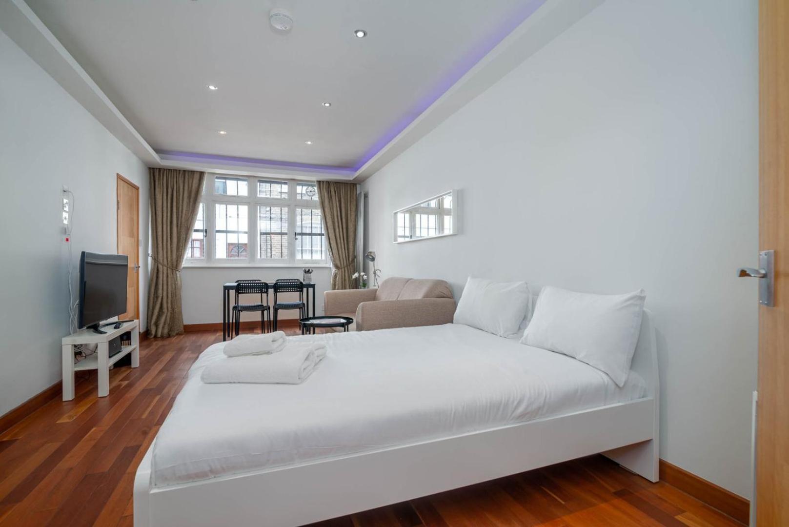 Appartamento Guestready - Central Converted Mews In Bayswater Londra Esterno foto