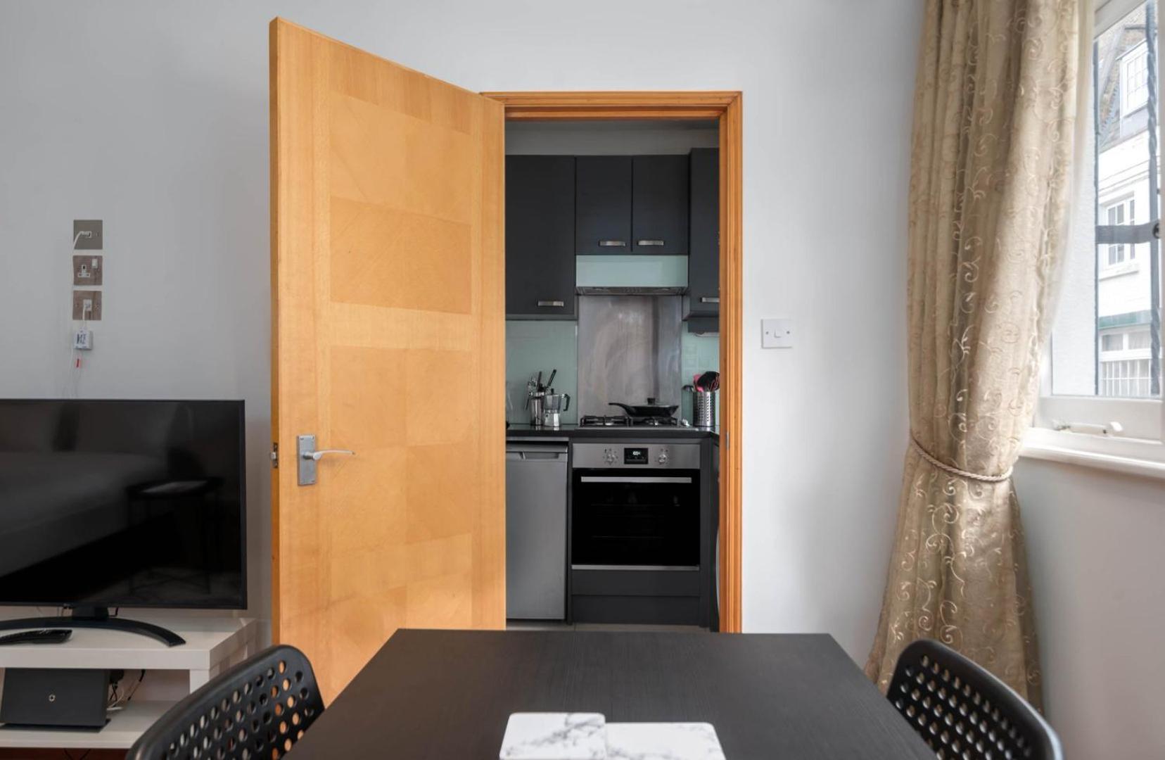 Appartamento Guestready - Central Converted Mews In Bayswater Londra Esterno foto