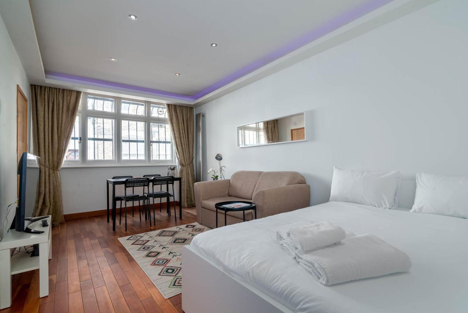Appartamento Guestready - Central Converted Mews In Bayswater Londra Esterno foto