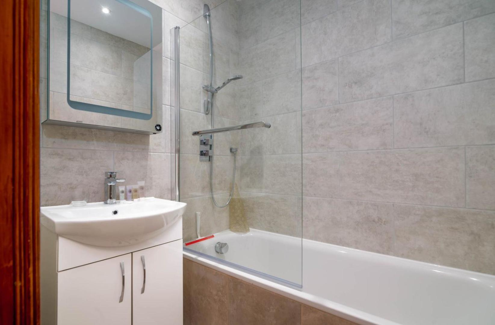 Appartamento Guestready - Central Converted Mews In Bayswater Londra Esterno foto